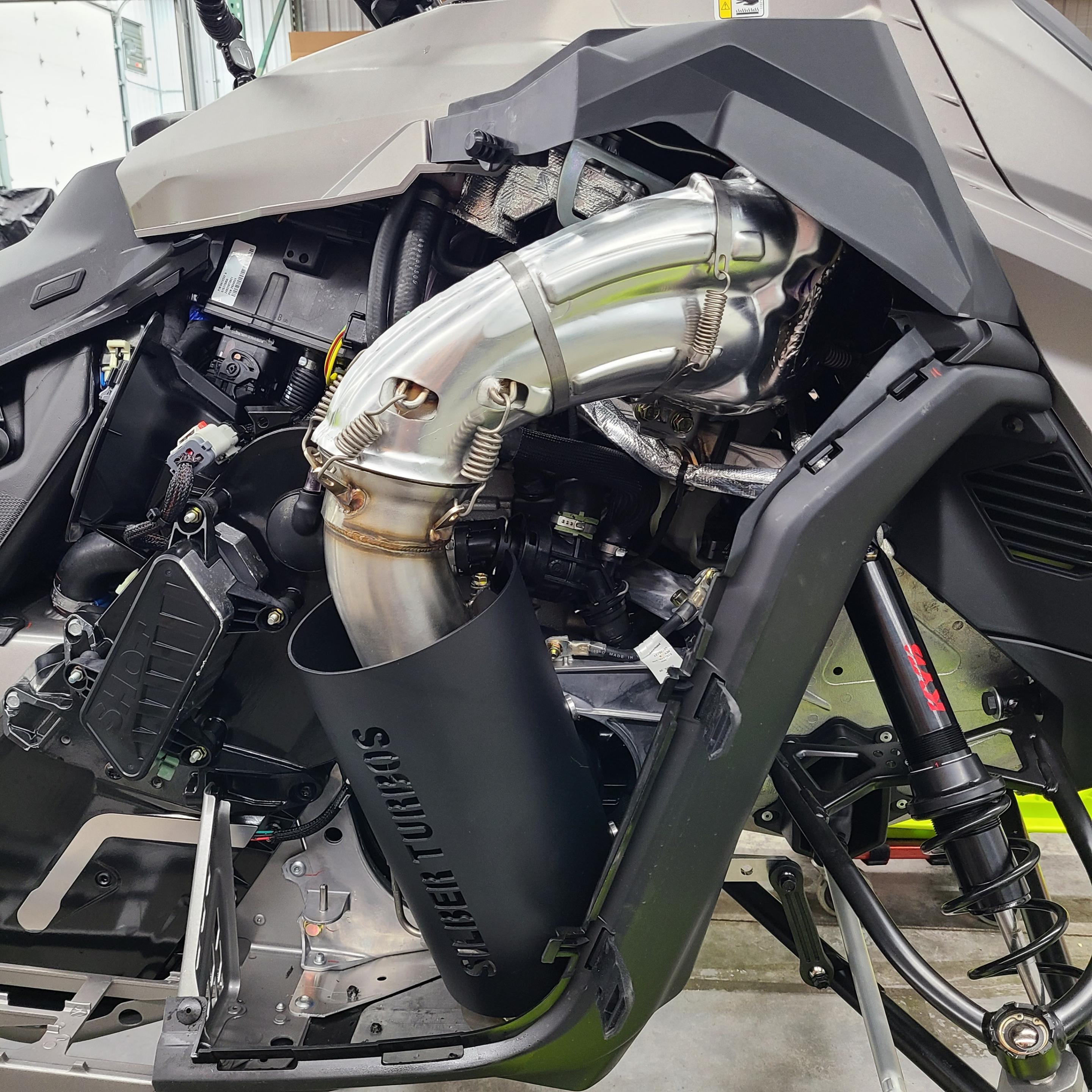 Ski-Doo Gen 5 850 Factory Turbo Performance Package – Silber Ski-Doo Gen 5 850 Factory Turbo Performance Package – Silber